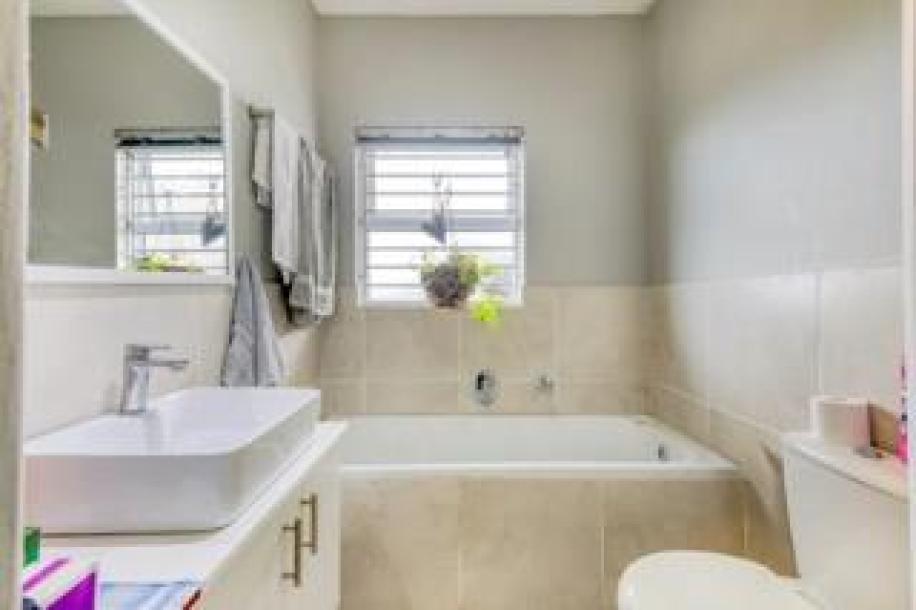 2 Bedroom Apartment / Flat to Rent in Gardens-12