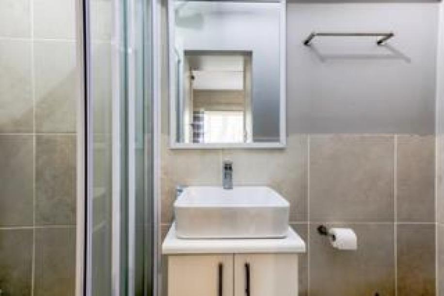 2 Bedroom Apartment / Flat to Rent in Gardens-13