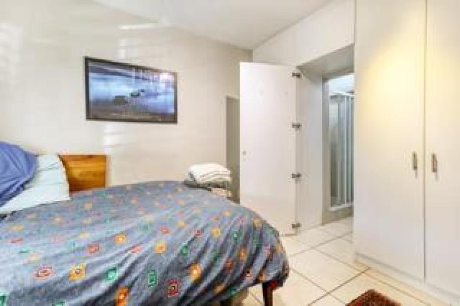 2 Bedroom Apartment / Flat to Rent in Gardens-15