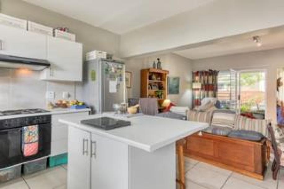 2 Bedroom Apartment / Flat to Rent in Gardens-8