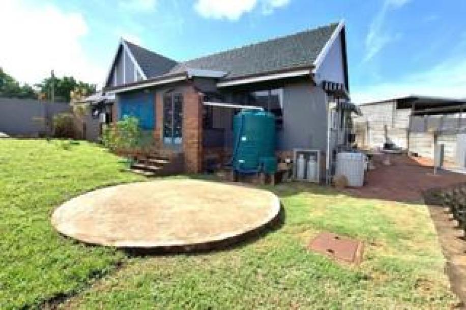 3 Bedroom House to Rent in Bluff-3