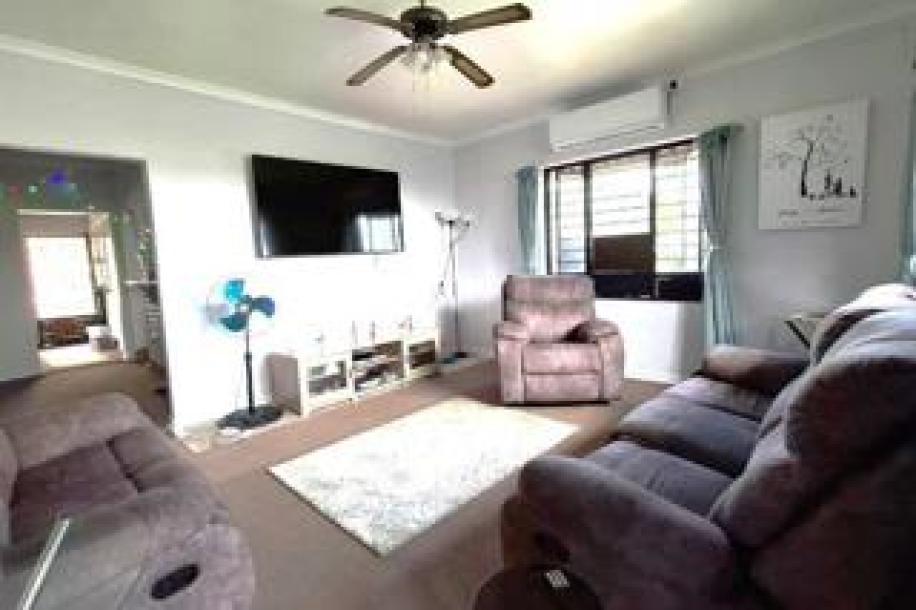 3 Bedroom House to Rent in Bluff-7