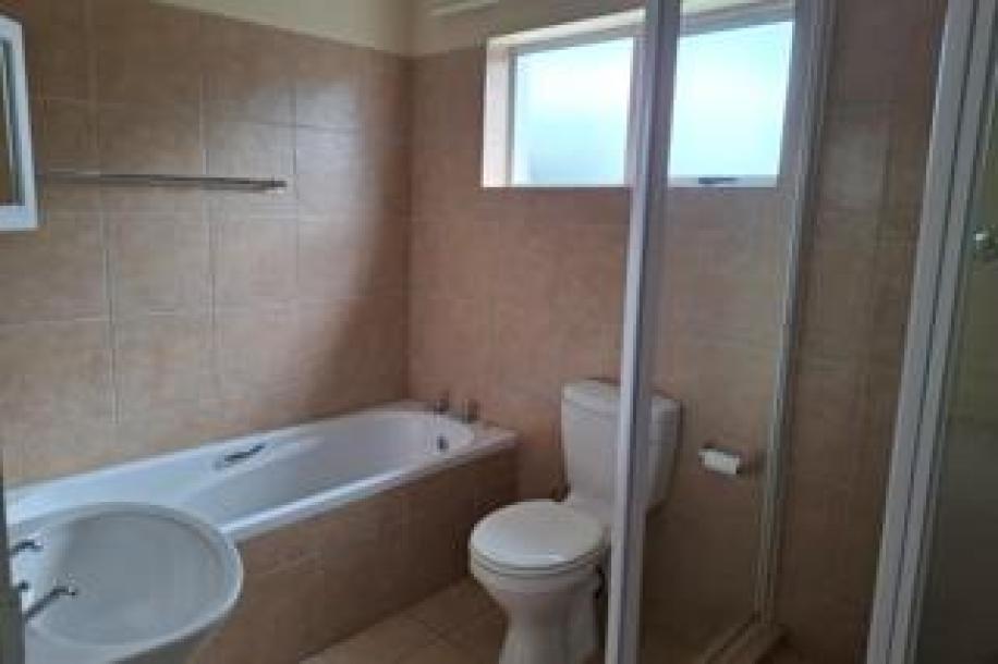 3 Bedroom Townhouse to Rent in Somerset Ridge-9