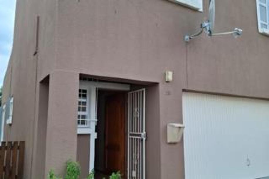 3 Bedroom Townhouse to Rent in Somerset Ridge-1