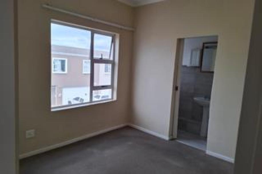 3 Bedroom Townhouse to Rent in Somerset Ridge-6